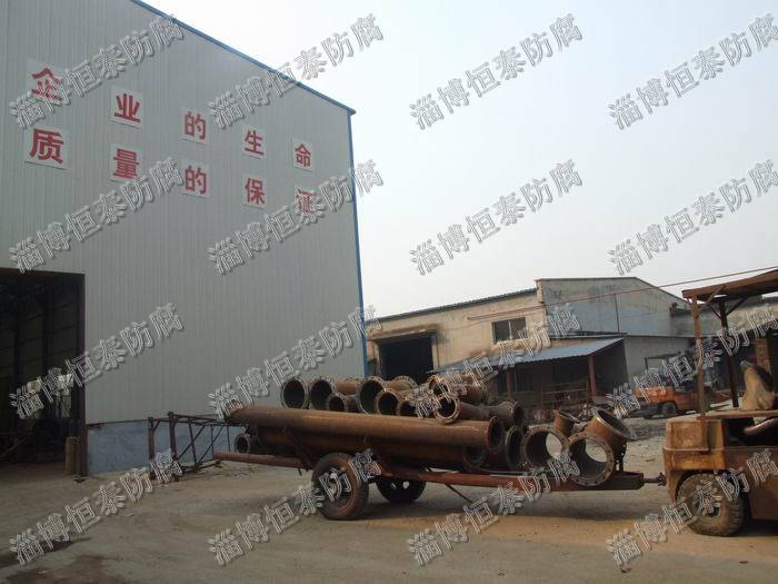 公司鉚焊車間（左），精工四氟車間（右）